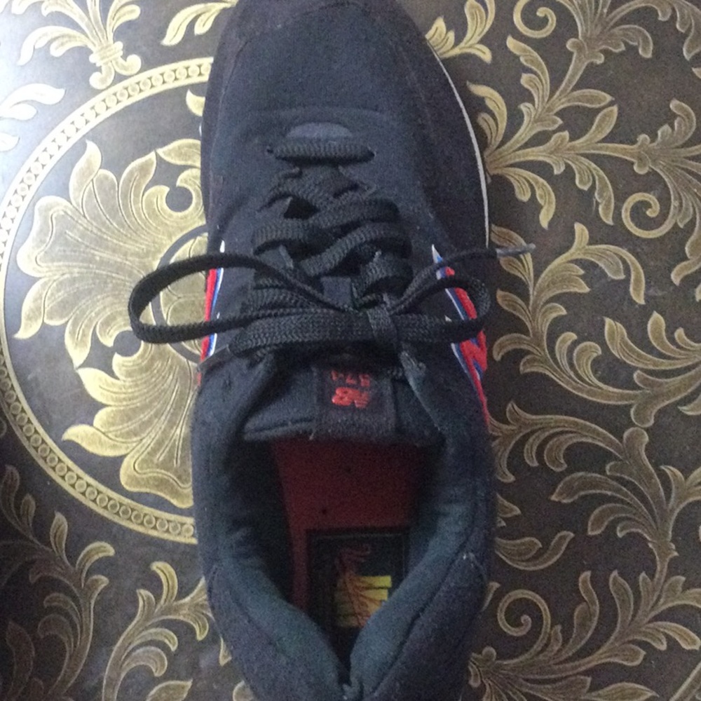 Used new balance shoes - Picture 2 of 3